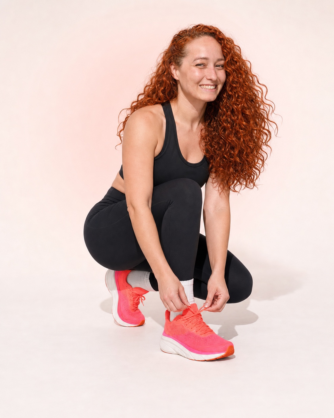 Verónica con su uniforme negro y tenis rosados